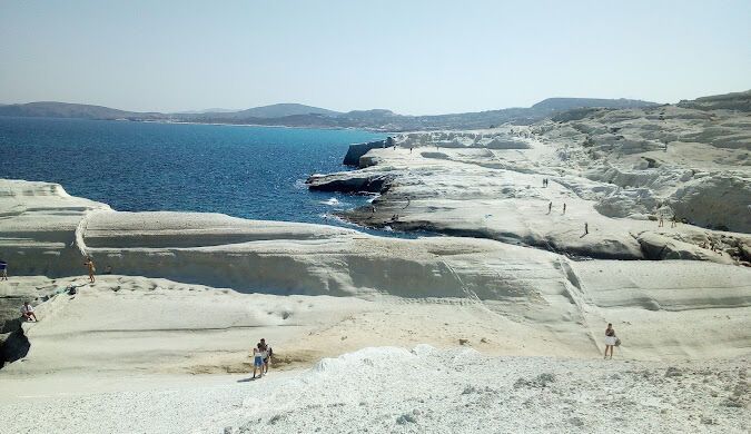 Маловідомий острів у Греції, де найблакитніші води: фото райського куточка