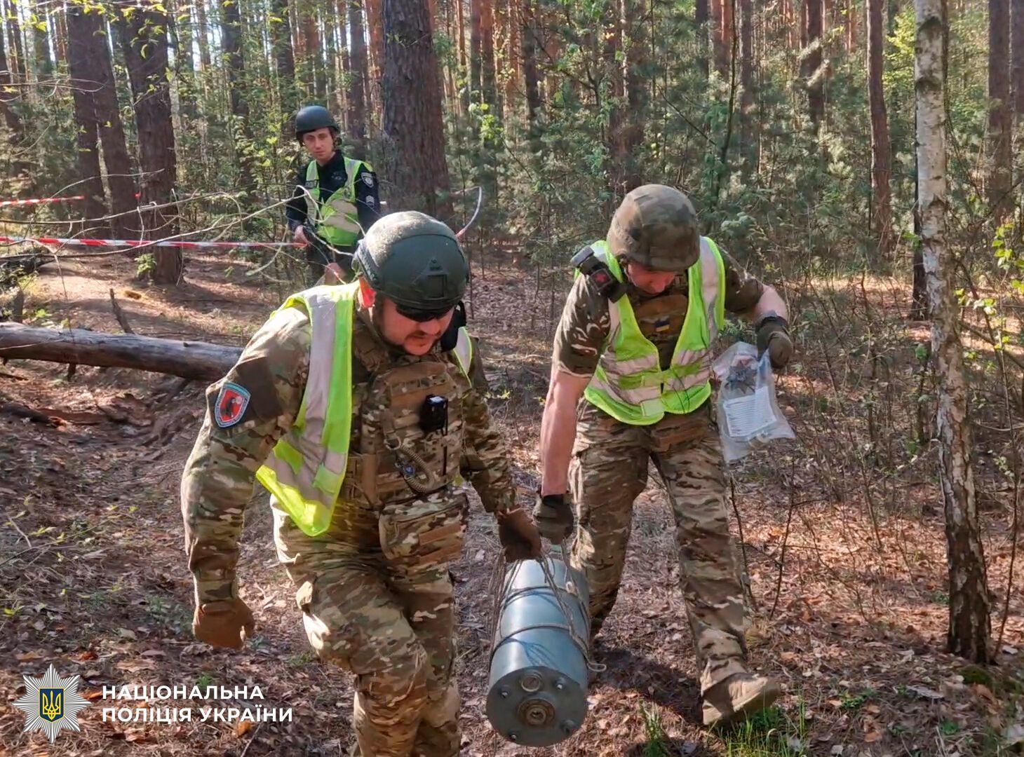 У Києві чоловік у лісі під час прогулянки знайшов "Шахед" із вцілілою бойовою частиною. Фото та відео