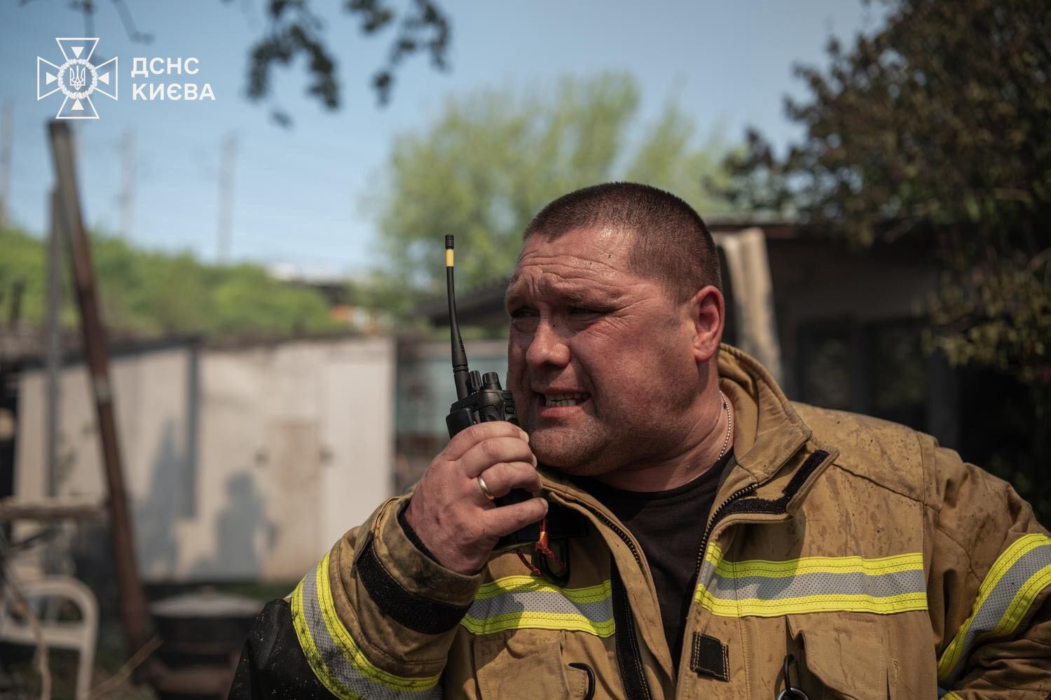 Столб дыма было видно издалека: в Киеве возле "Птичьего рынка" произошел масштабный пожар. Фото и видео