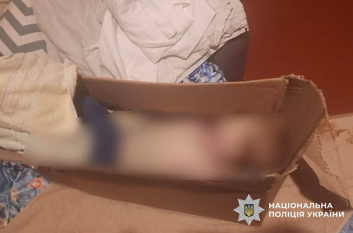 Тіло дитини сховала у картонну коробку: в Броварах через бездіяльність матері помер 2-річний хлопчик