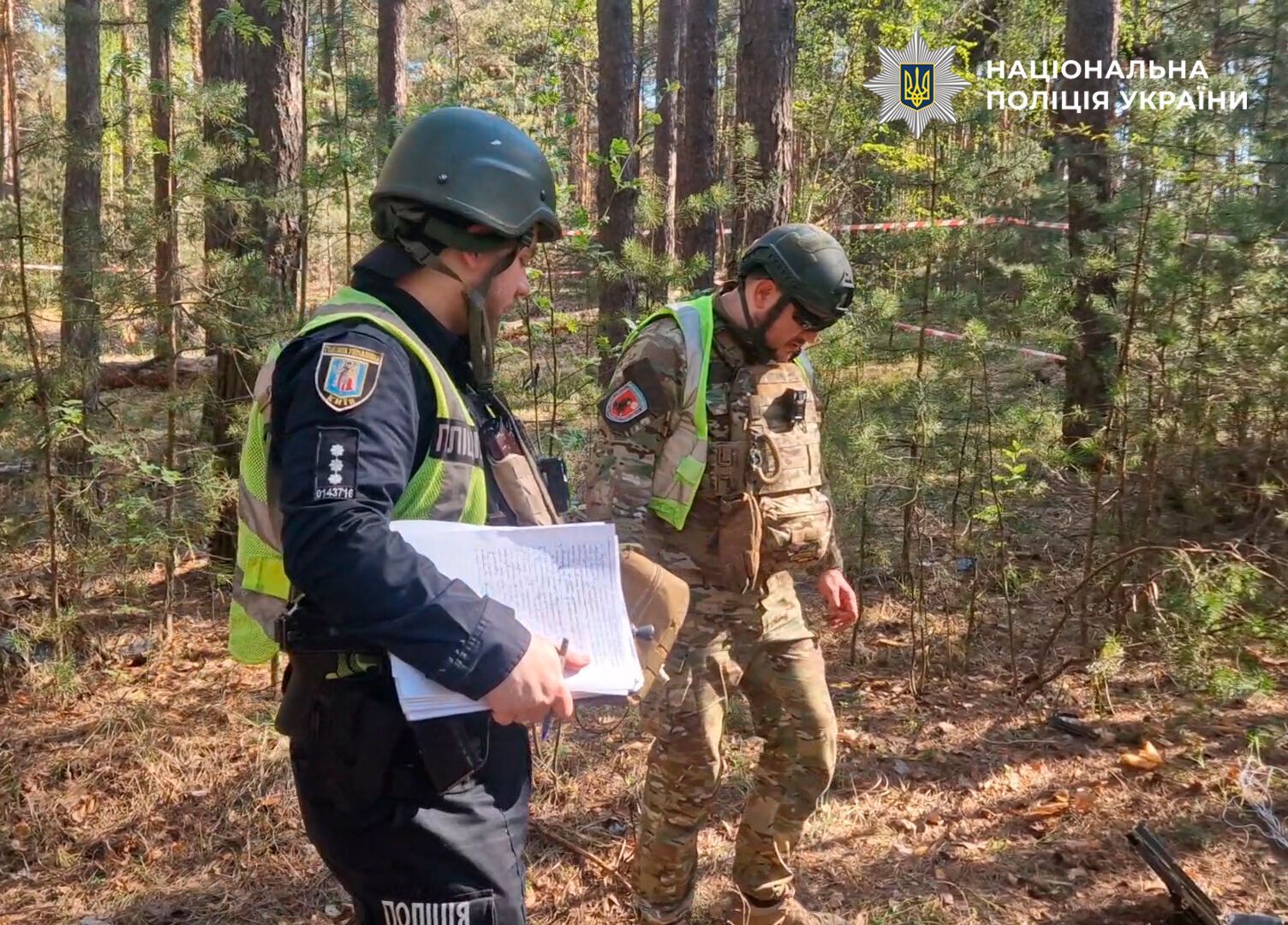 У Києві чоловік у лісі під час прогулянки знайшов "Шахед" із вцілілою бойовою частиною. Фото та відео