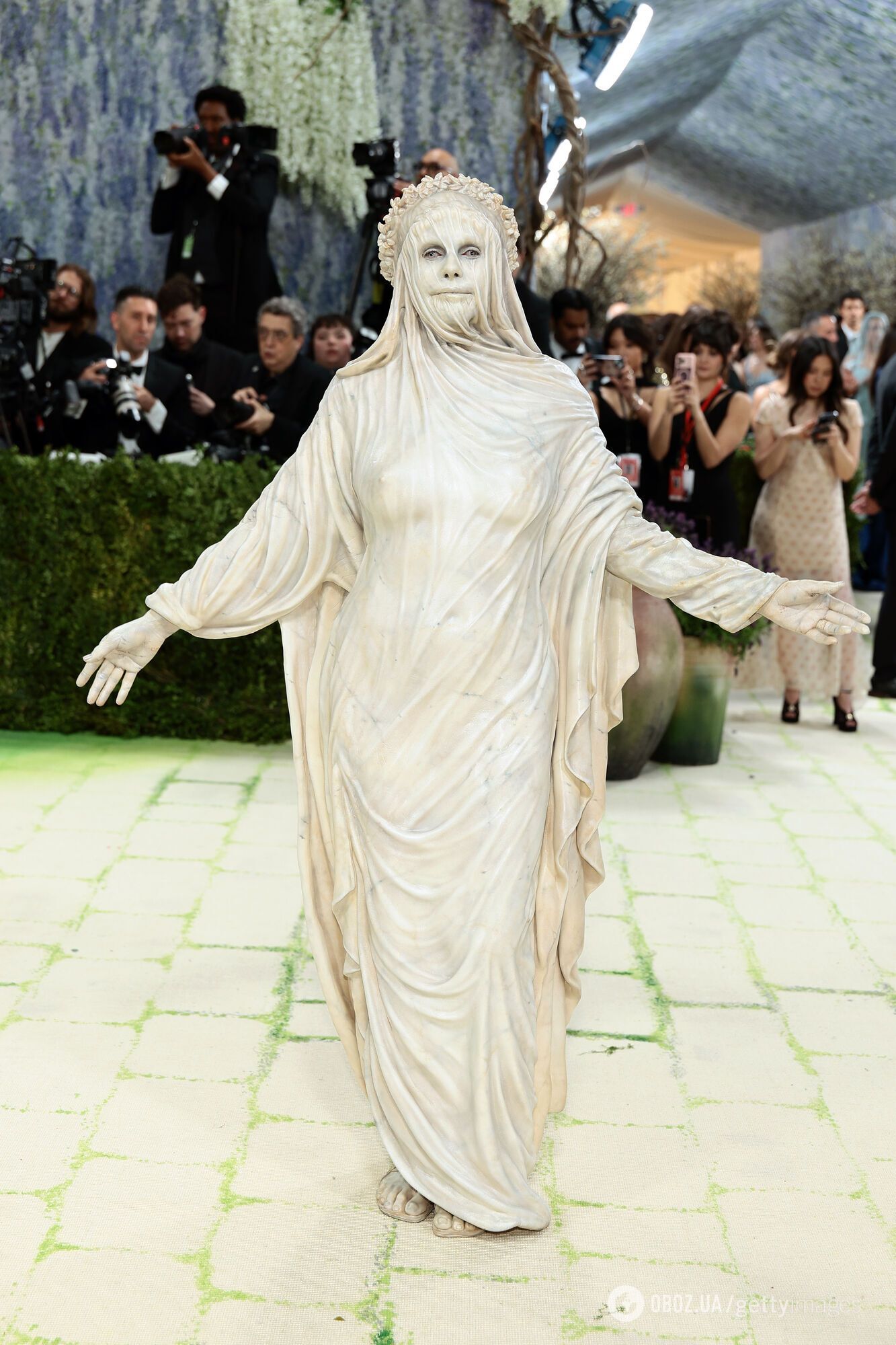 Самый смелый образ на Met Gala 2026: супермодель Хайди Клум превратилась в "живую статую" 19-го века