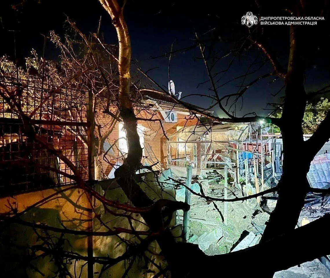 "Не могли вийти, бо заклинило двері": мешканка Дніпра розповіла про російську атаку і її наслідки. Відео