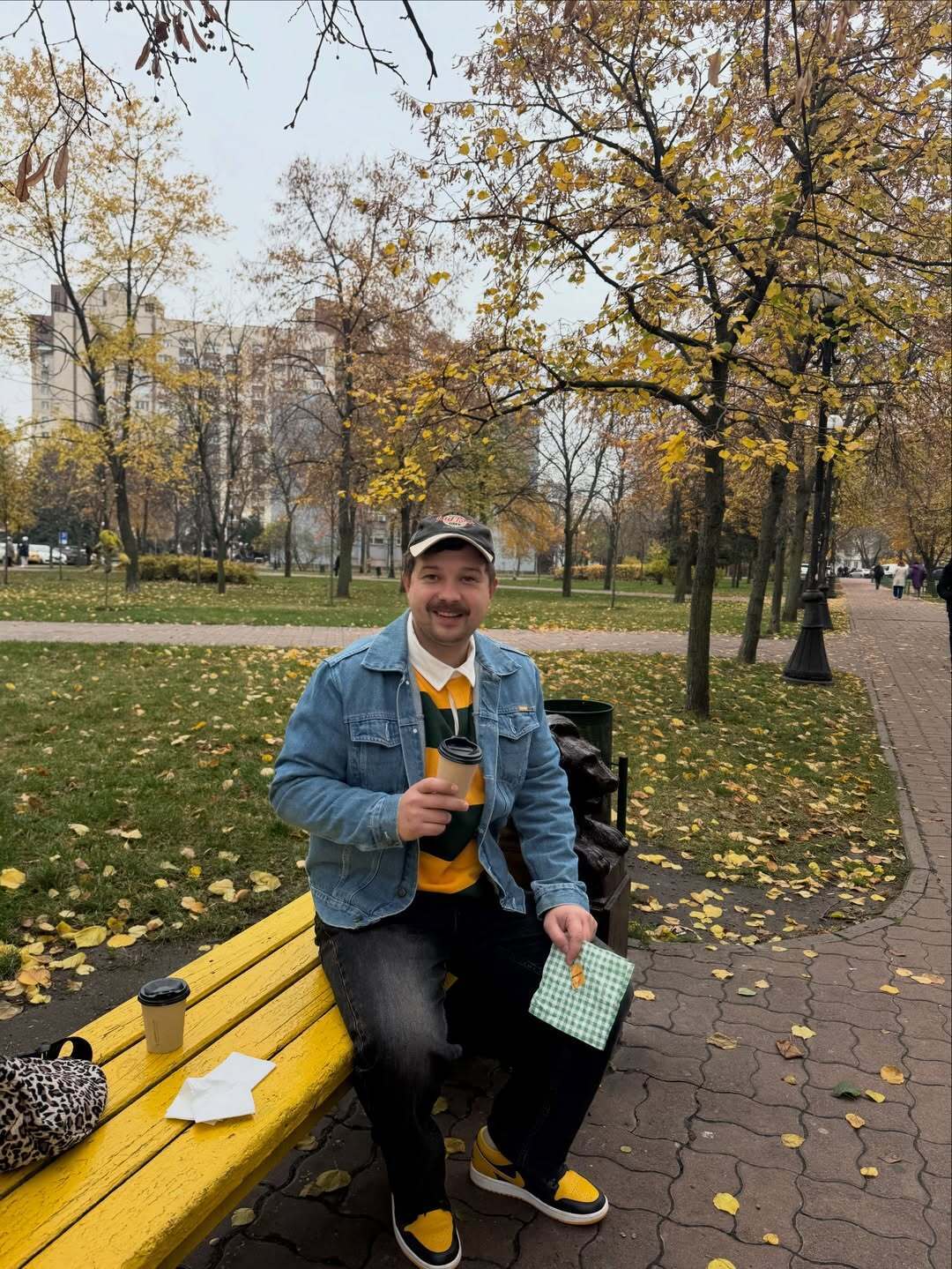 "Усі брешуть з ранку до вечора". "Леви на джипі" – про абсурдні витівки зірок, реальні заробітки стендаперів та приниження заради сміху