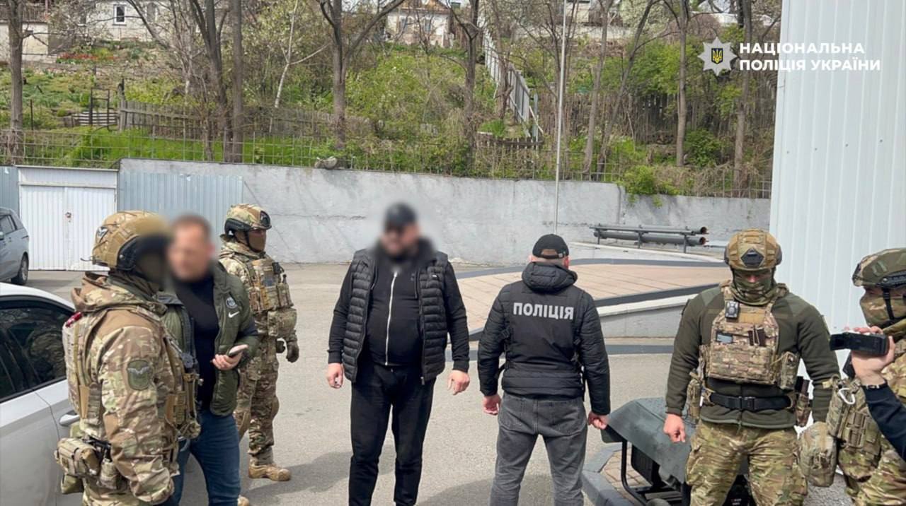 "Квиток за кордон" вартістю $23 тис.: у Києві затримали організатора схеми для ухилянтів. Фото та подробиці