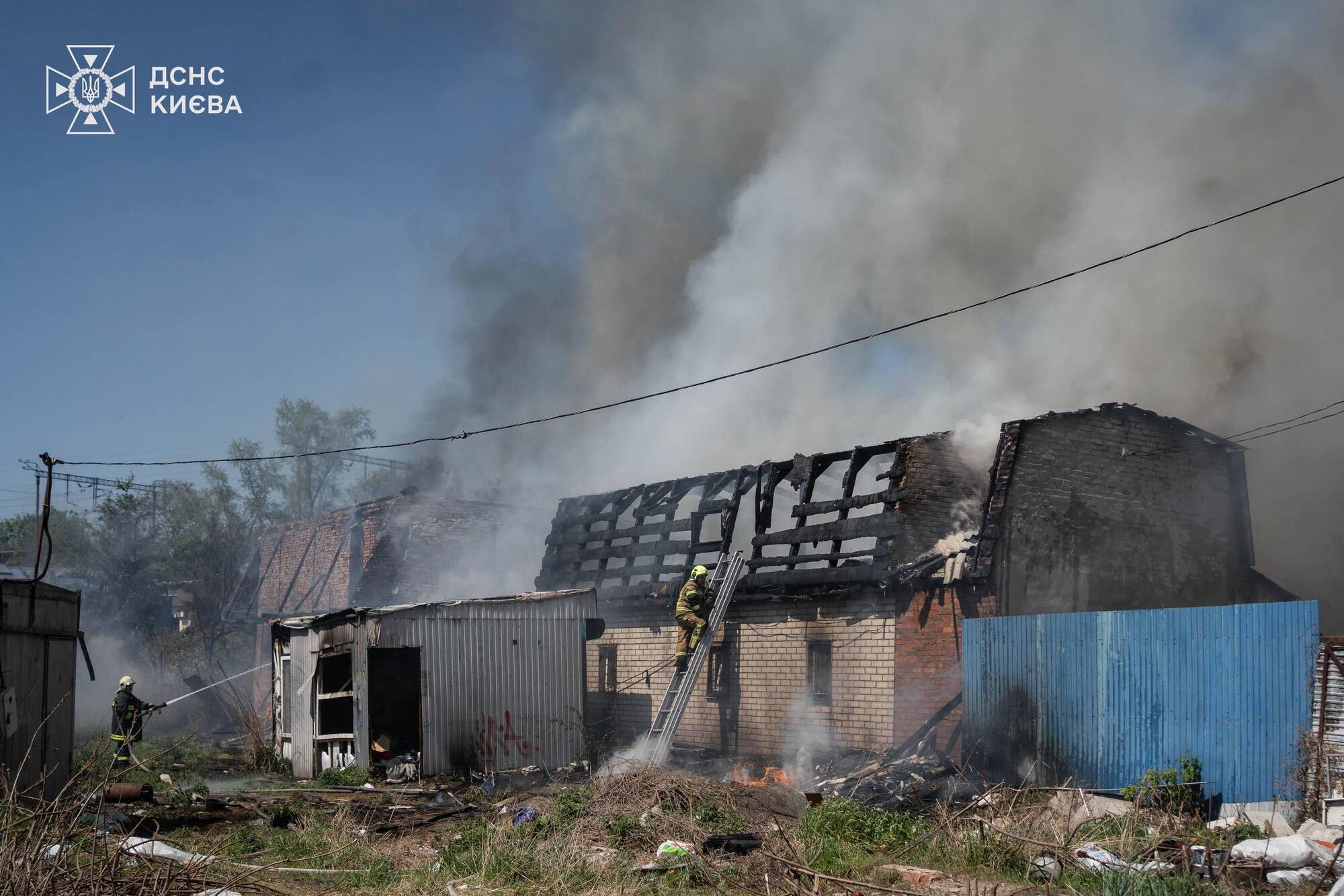 Столб дыма было видно издалека: в Киеве возле "Птичьего рынка" произошел масштабный пожар. Фото и видео