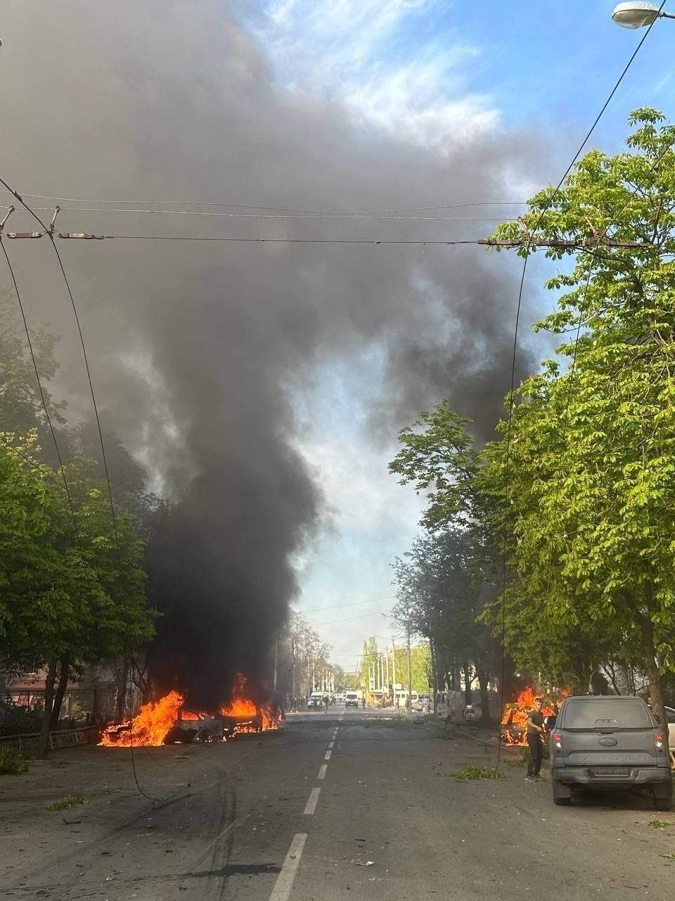 Росія вдарила КАБами по центру Краматорська: щонайменше п'ятеро загиблих, багато поранених. Фото та відео