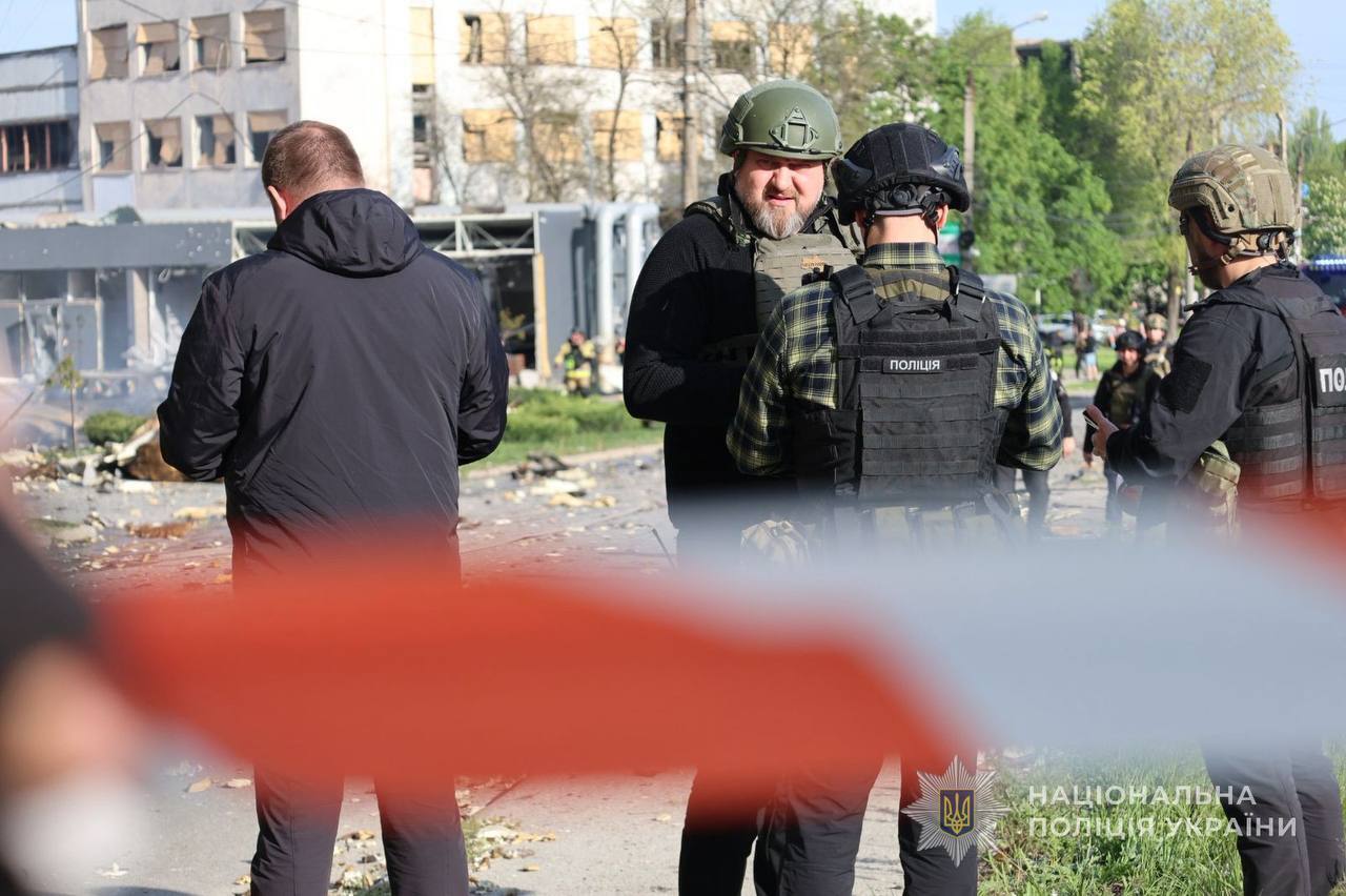 Росія атакувала Запоріжжя КАБами і безпілотниками: зруйновано житлові будинки, кількість загиблих зросла до 12. Фото і відео