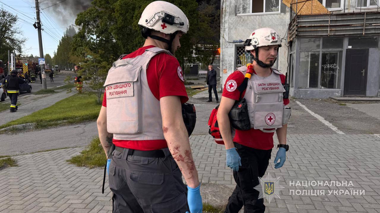 Росія атакувала Запоріжжя КАБами і безпілотниками: зруйновано житлові будинки, кількість загиблих зросла до 12. Фото і відео