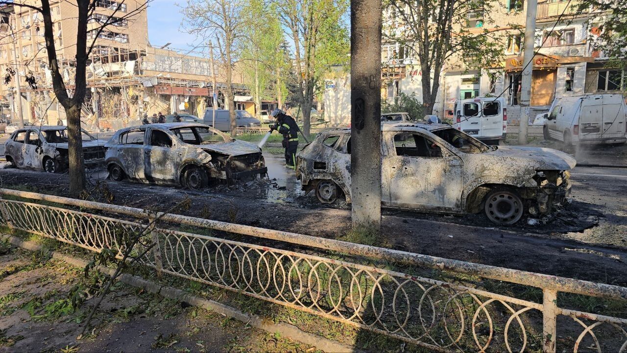 Росія вдарила КАБами по центру Краматорська: щонайменше п'ятеро загиблих, багато поранених. Фото та відео