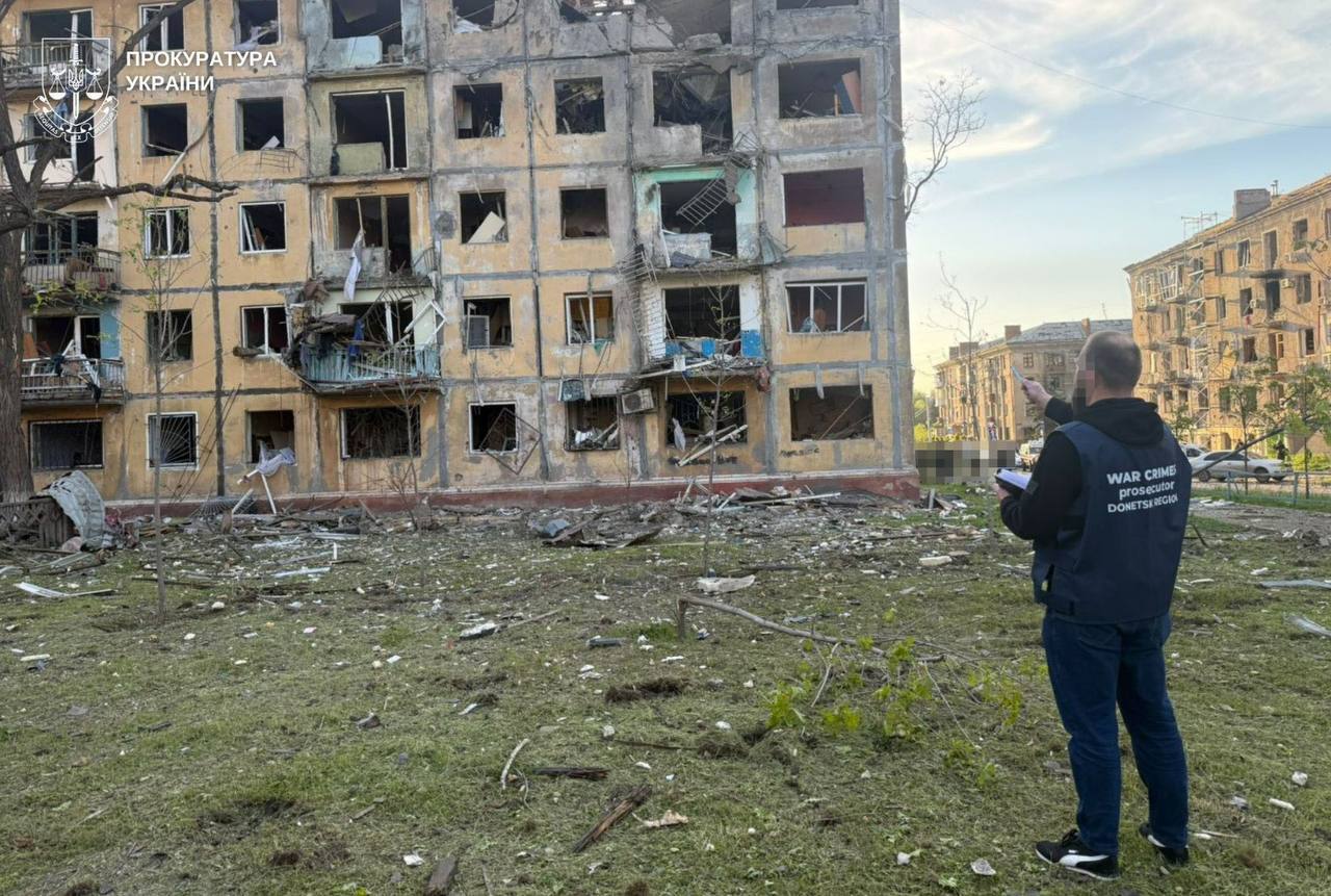 Росія вдарила КАБами по центру Краматорська: щонайменше п'ятеро загиблих, багато поранених. Фото та відео