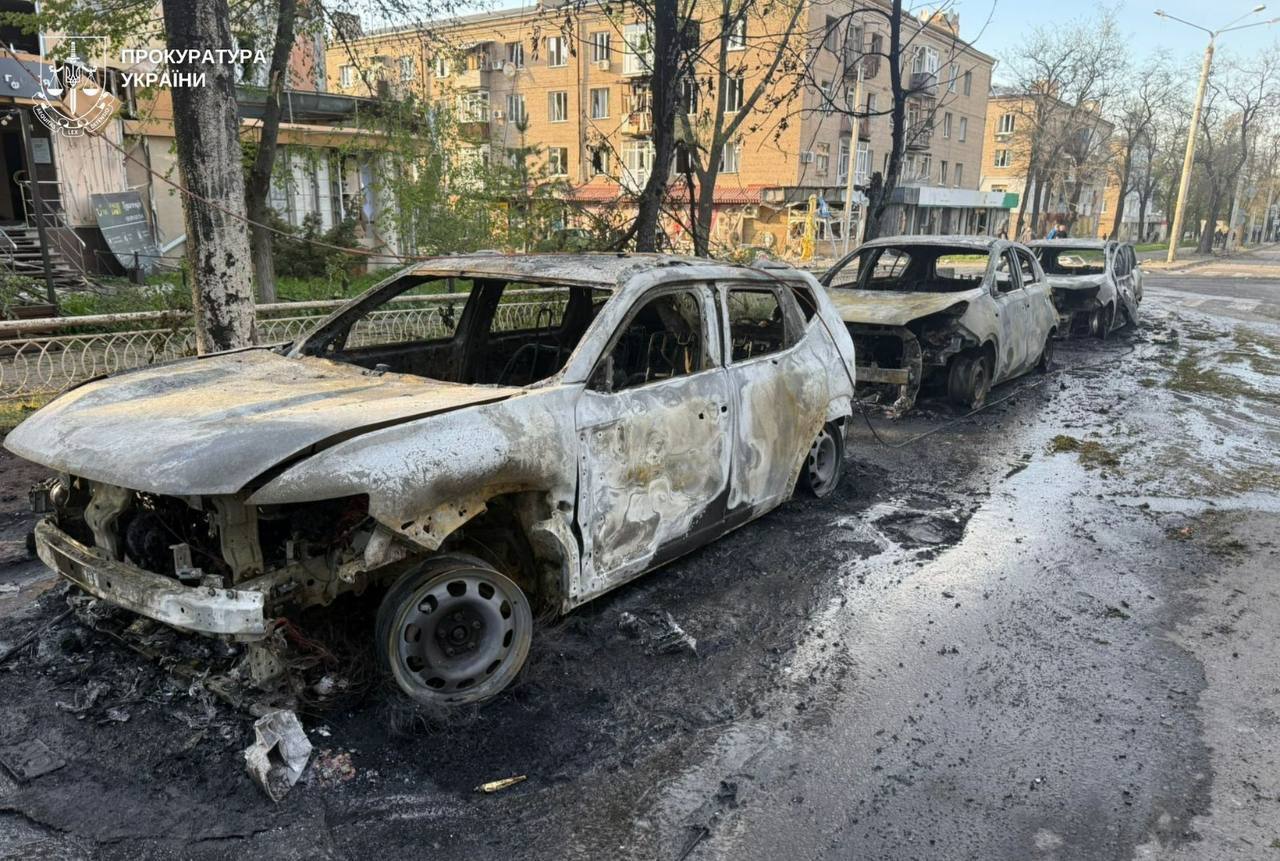 Росія вдарила КАБами по центру Краматорська: щонайменше п'ятеро загиблих, багато поранених. Фото та відео