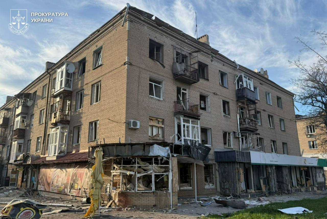 Росія вдарила КАБами по центру Краматорська: щонайменше п'ятеро загиблих, багато поранених. Фото та відео