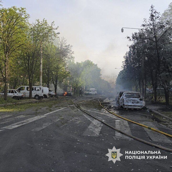 Росія вдарила КАБами по центру Краматорська: щонайменше п'ятеро загиблих, багато поранених. Фото та відео