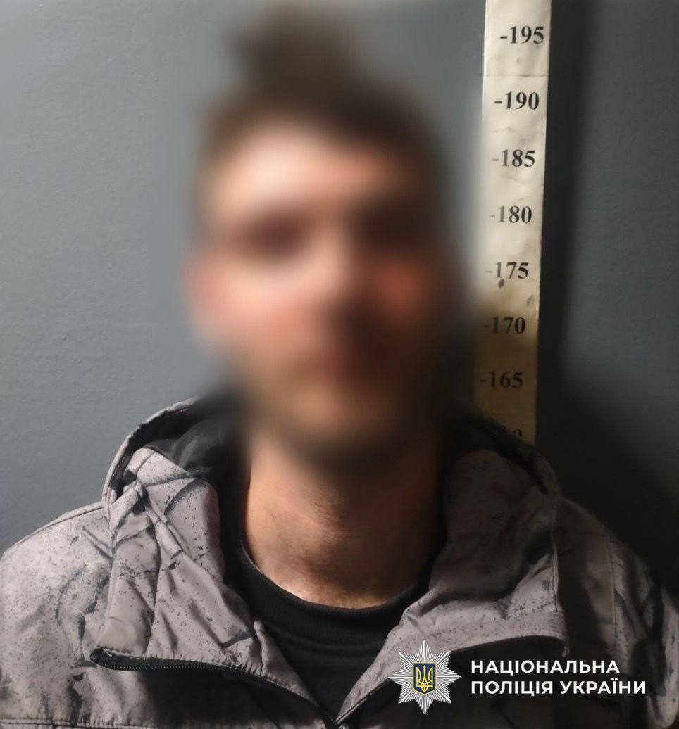 У Києві затримали "жартівника", якій лякав працівницю ТРЦ рюкзаком із вибухівкою. Подробиці та фото