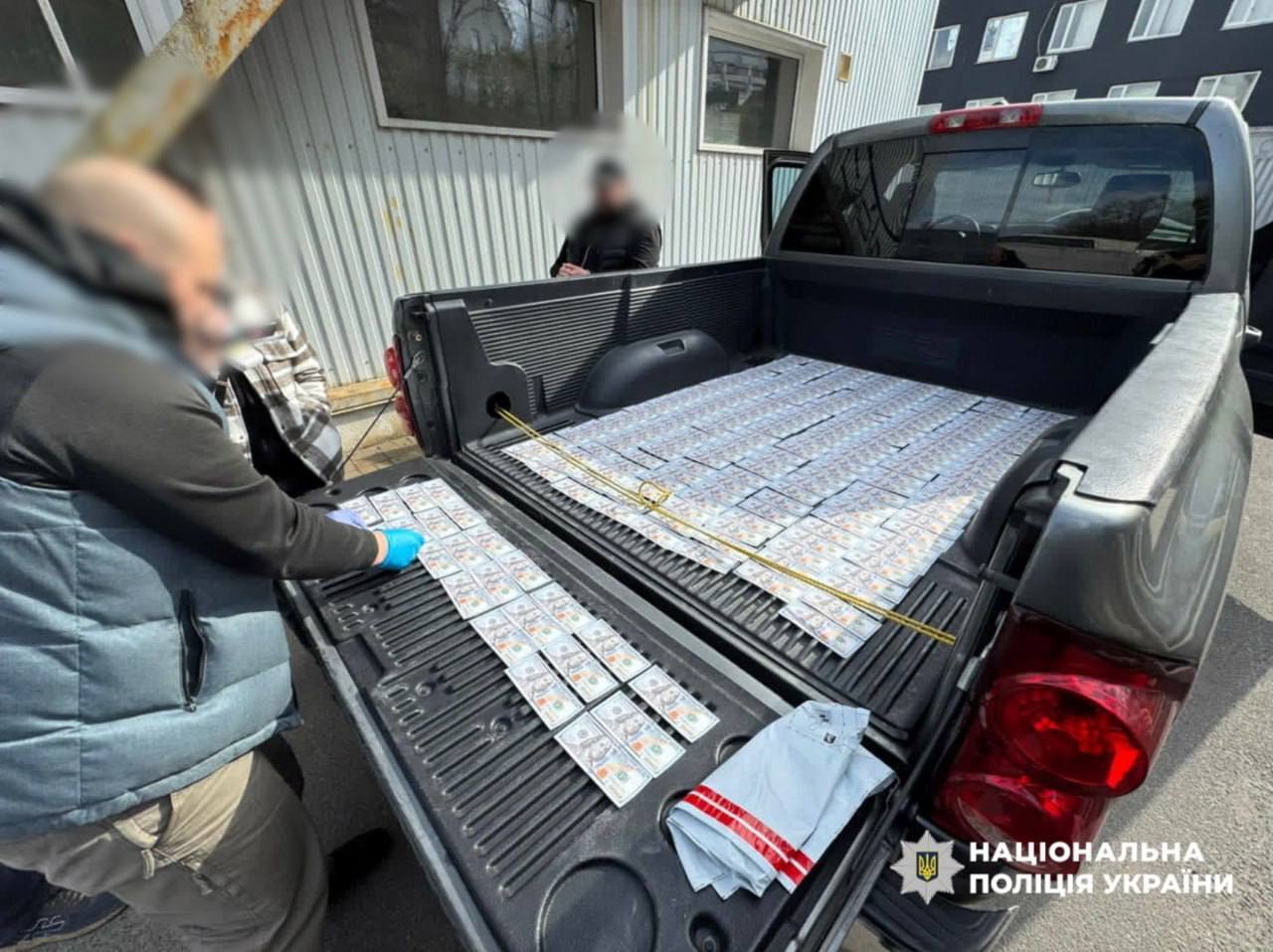 "Квиток за кордон" вартістю $23 тис.: у Києві затримали організатора схеми для ухилянтів. Фото та подробиці