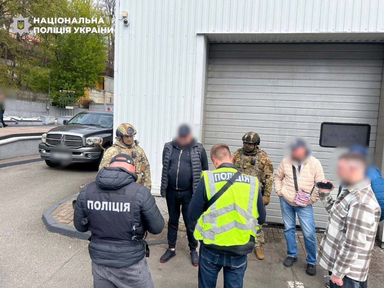 "Квиток за кордон" вартістю $23 тис.: у Києві затримали організатора схеми для ухилянтів. Фото та подробиці