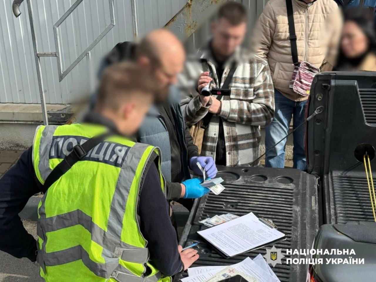 "Квиток за кордон" вартістю $23 тис.: у Києві затримали організатора схеми для ухилянтів. Фото та подробиці