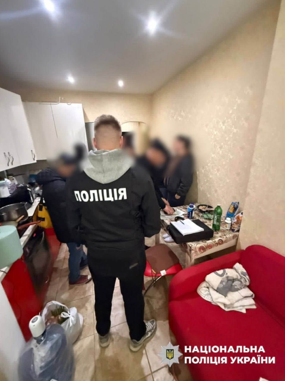 "Квиток за кордон" вартістю $23 тис.: у Києві затримали організатора схеми для ухилянтів. Фото та подробиці