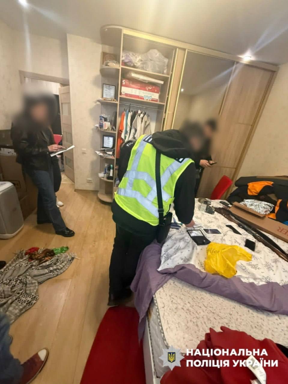 "Квиток за кордон" вартістю $23 тис.: у Києві затримали організатора схеми для ухилянтів. Фото та подробиці