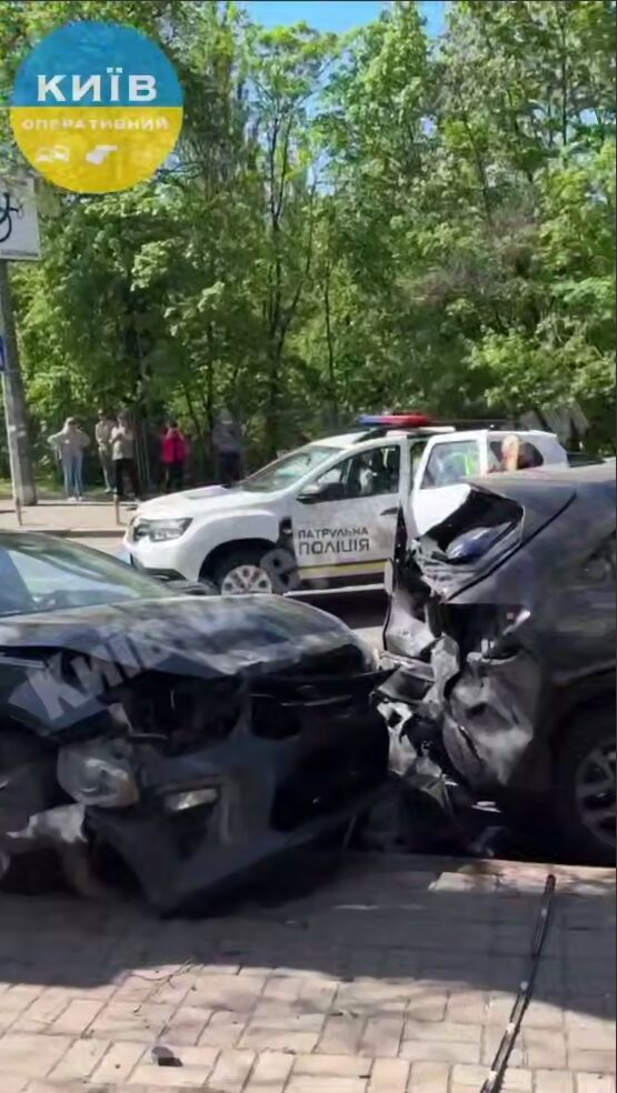 В Киеве на Печерске водитель Maserati устроил массовое ДТП с пострадавшим. Подробности и видео