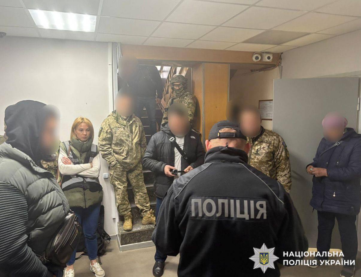На Київщині посадовець ТЦК за $2,5 тис. обіцяв чоловіку уникнути мобілізації: зловмисника затримали на гарячому. Фото