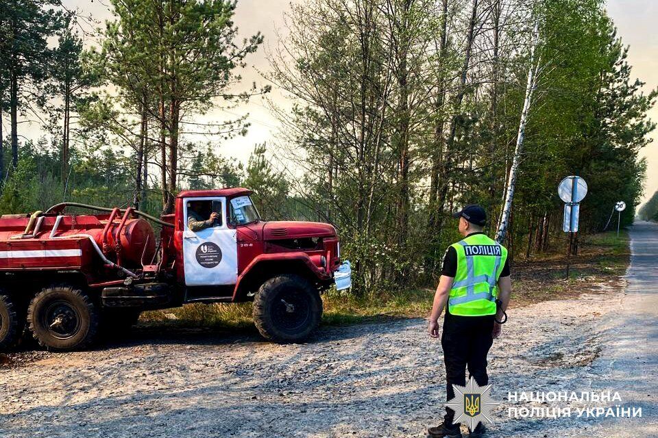 На Ривненщине бушует масштабный пожар: местные власти бьют тревогу из-за угрозы населенным пунктам. Фото и видео