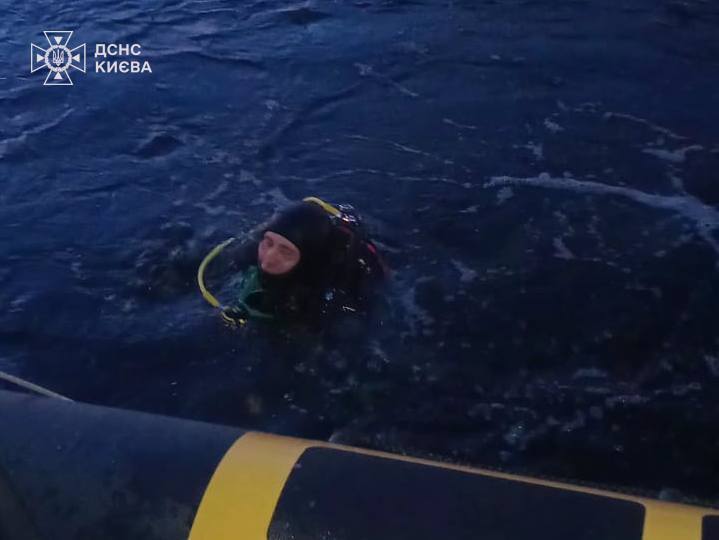 У Києві біля Дніпровської набережної у воді виявили тіло чоловіка. Подробиці трагедії