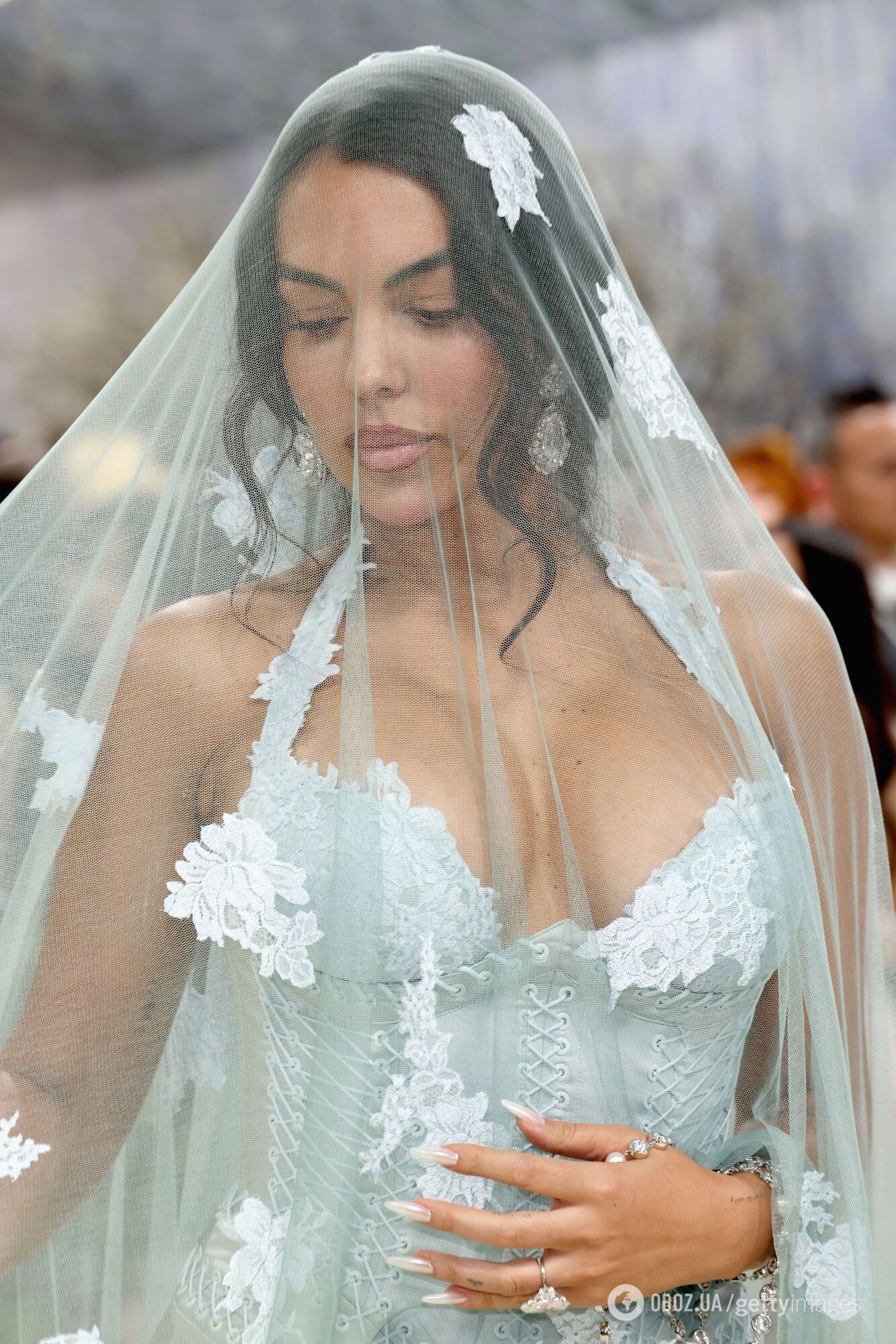 Невеста Криштиану Роналду поразила глубиной декольте на балу Met Gala. Фото