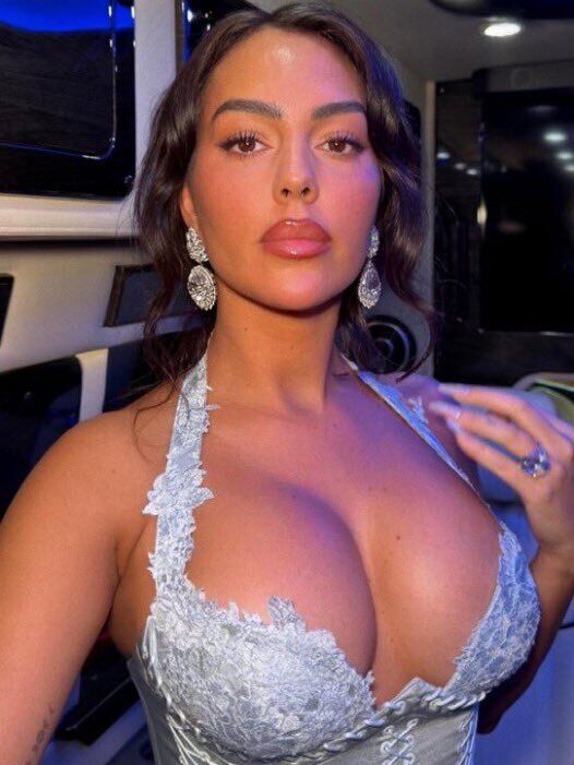 Невеста Криштиану Роналду поразила глубиной декольте на балу Met Gala. Фото