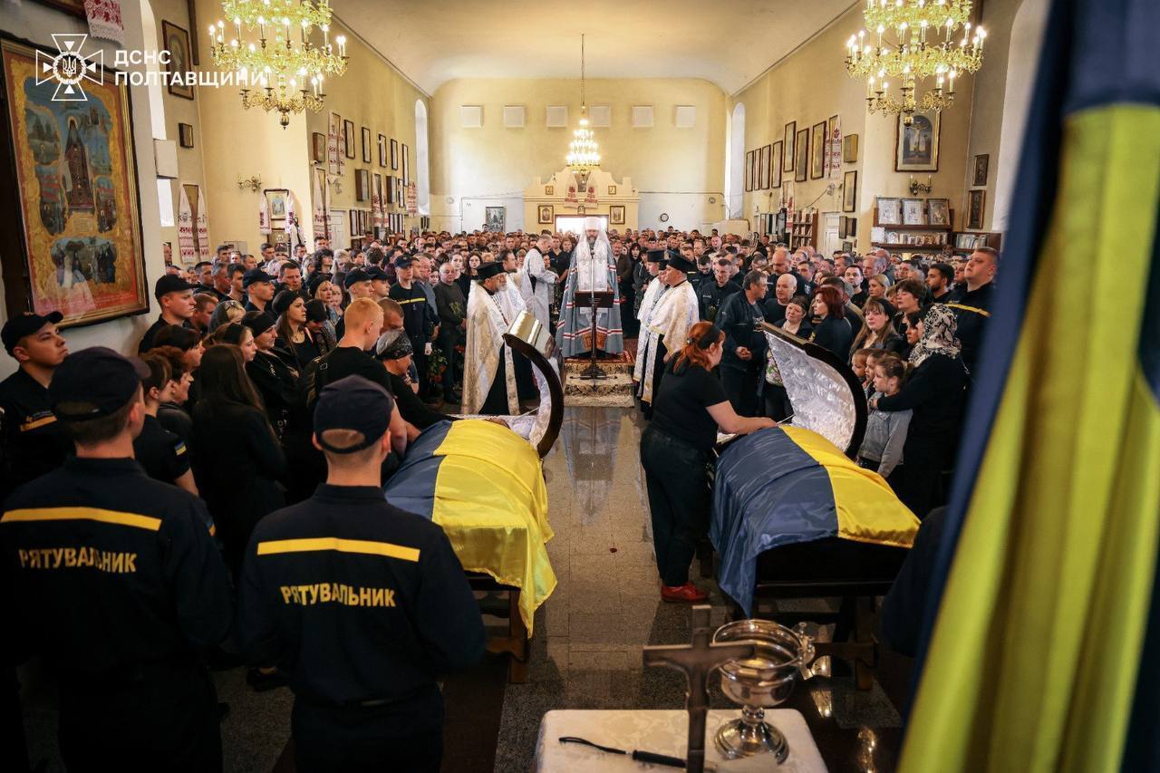 Люди утворили живий коридор: у Полтаві попрощалися із загиблими внаслідок ракетного удару РФ рятувальниками. Фото