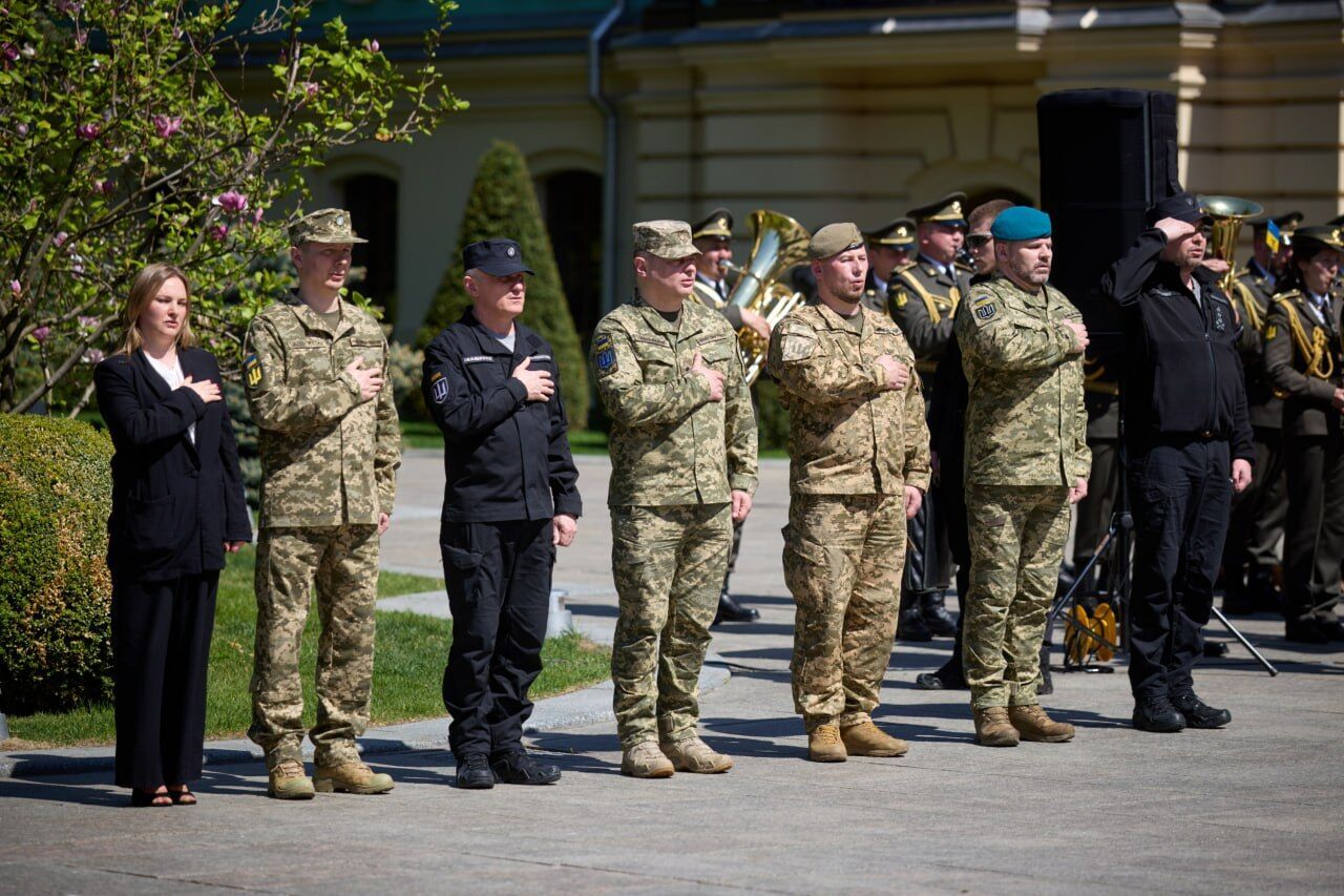 Зеленський анонсував нові контракти для піхотинців з "більш відчутним фінансовим ресурсом". Фото і відео