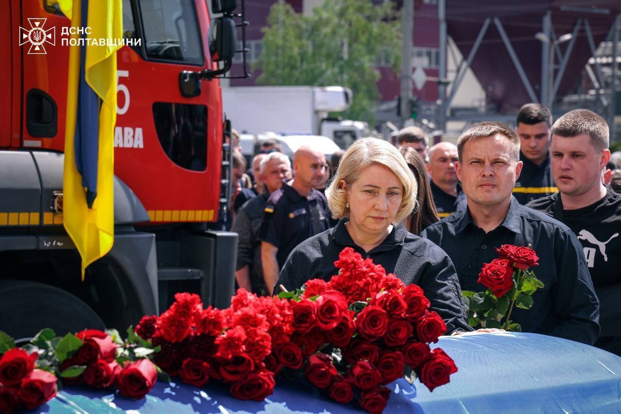 Люди утворили живий коридор: у Полтаві попрощалися із загиблими внаслідок ракетного удару РФ рятувальниками. Фото