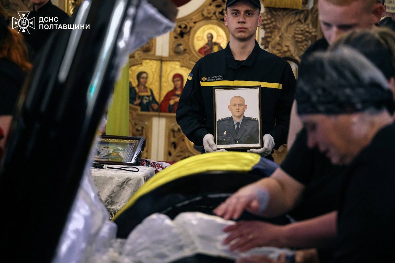Люди утворили живий коридор: у Полтаві попрощалися із загиблими внаслідок ракетного удару РФ рятувальниками. Фото