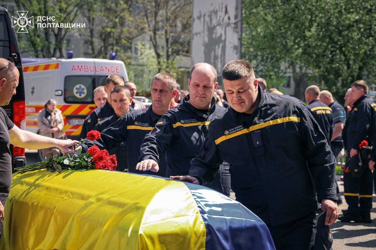 Люди утворили живий коридор: у Полтаві попрощалися із загиблими внаслідок ракетного удару РФ рятувальниками. Фото
