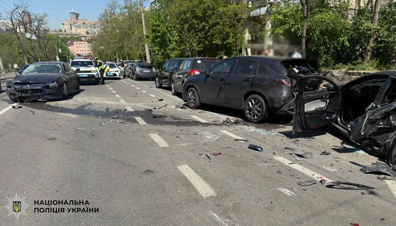 В Киеве на Печерске пьяный водитель Maserati, убегая от полиции, устроил массовое ДТП: есть пострадавший. Подробности и видео