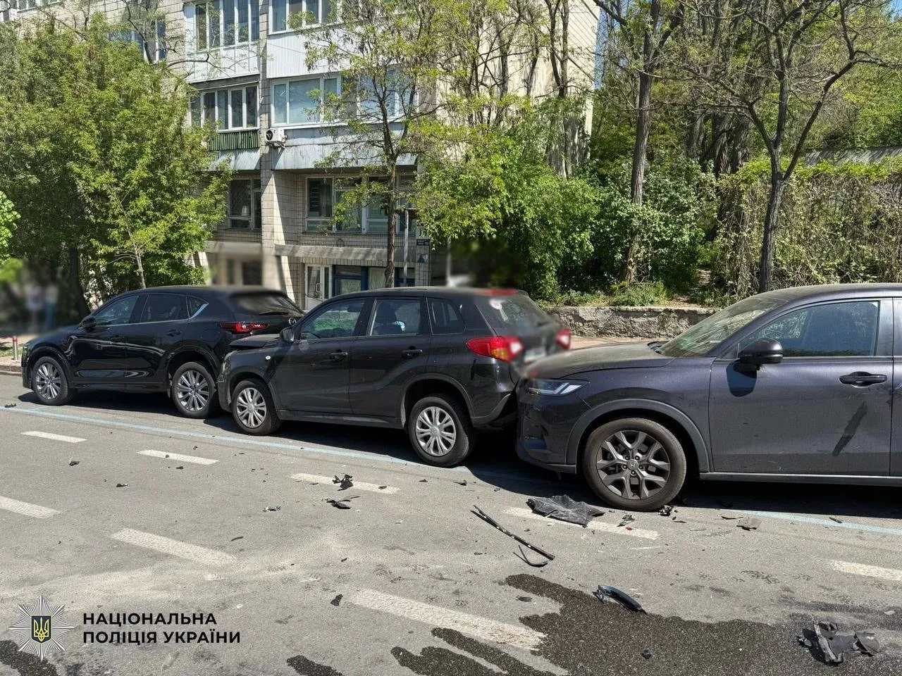 В Киеве на Печерске пьяный водитель Maserati, убегая от полиции, устроил массовое ДТП: есть пострадавший. Подробности и видео