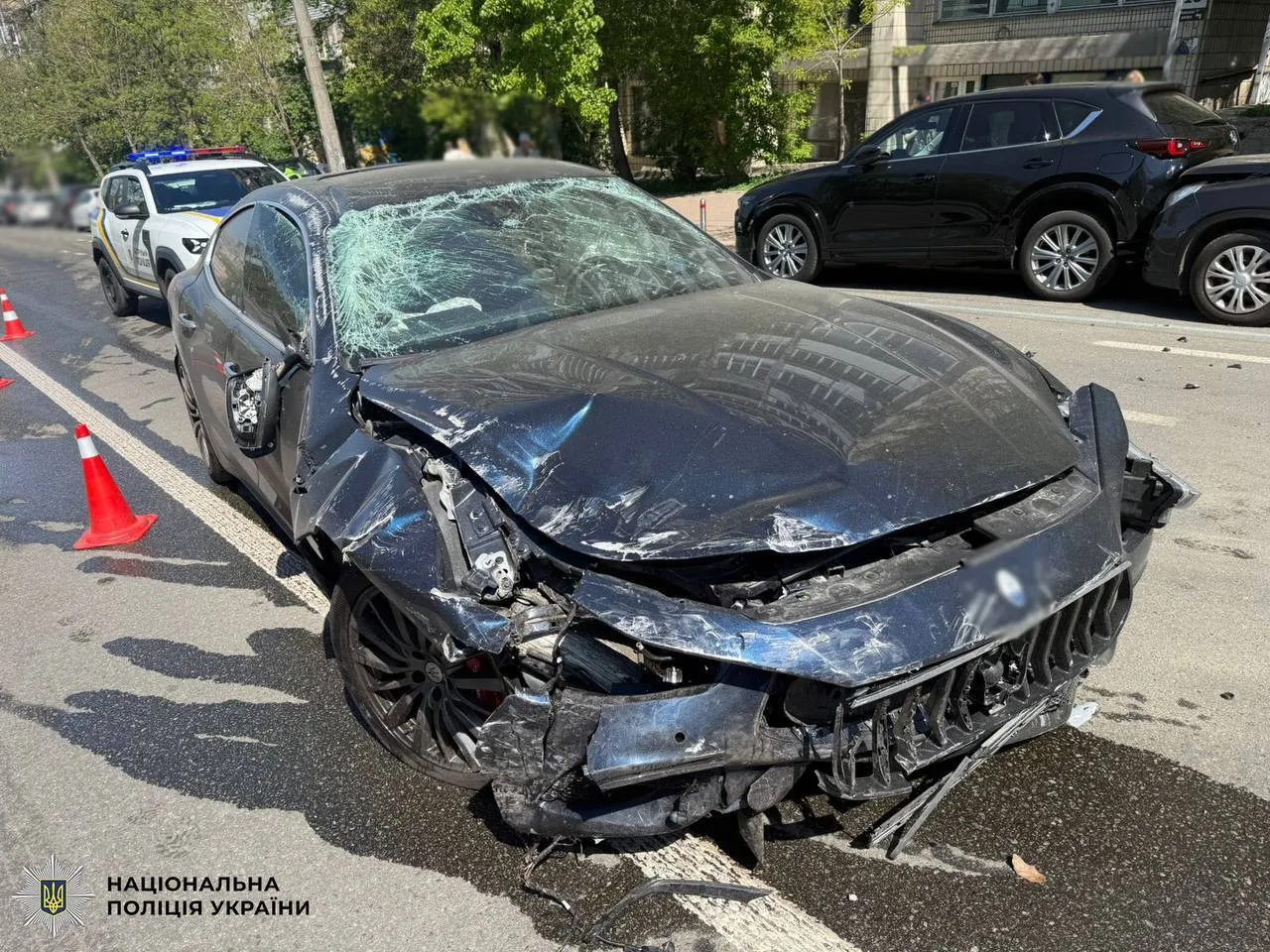 В Киеве на Печерске пьяный водитель Maserati, убегая от полиции, устроил массовое ДТП: есть пострадавший. Подробности и видео