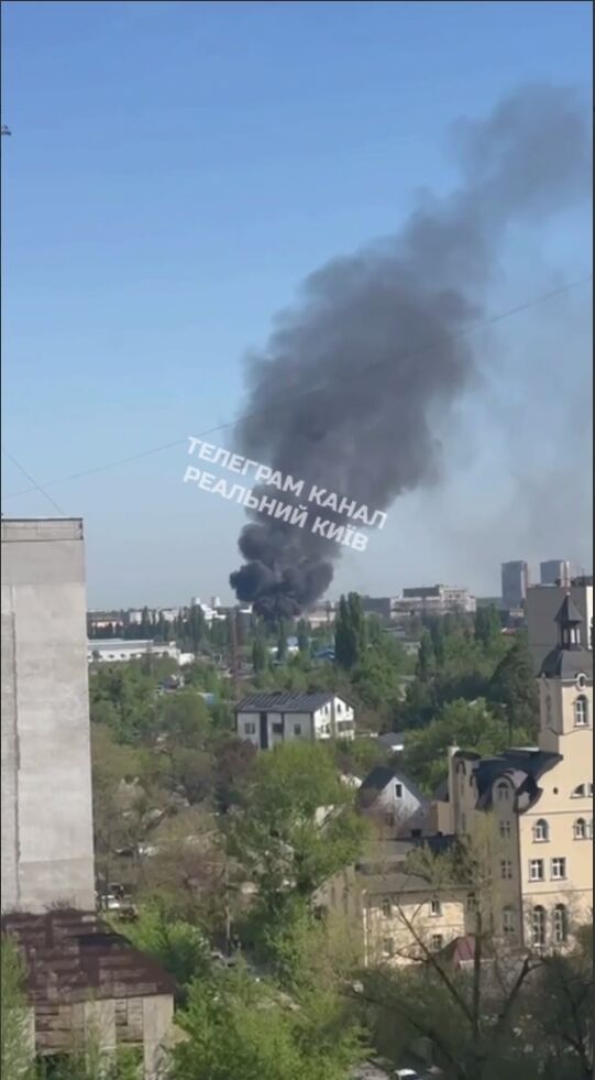 Поднялся столб черного дыма: в Киеве из-за пожара возле Дарницкой ТЭЦ останавливалось движение трамваев. Подробности, фото и видео