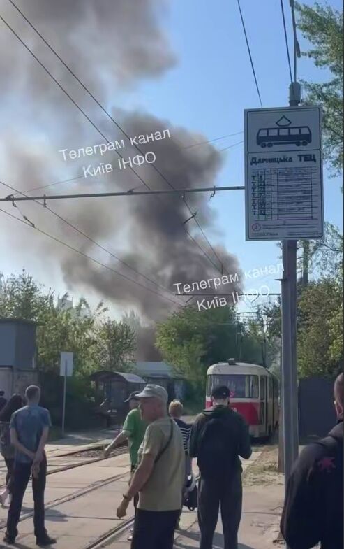Поднялся столб черного дыма: в Киеве из-за пожара возле Дарницкой ТЭЦ останавливалось движение трамваев. Подробности, фото и видео