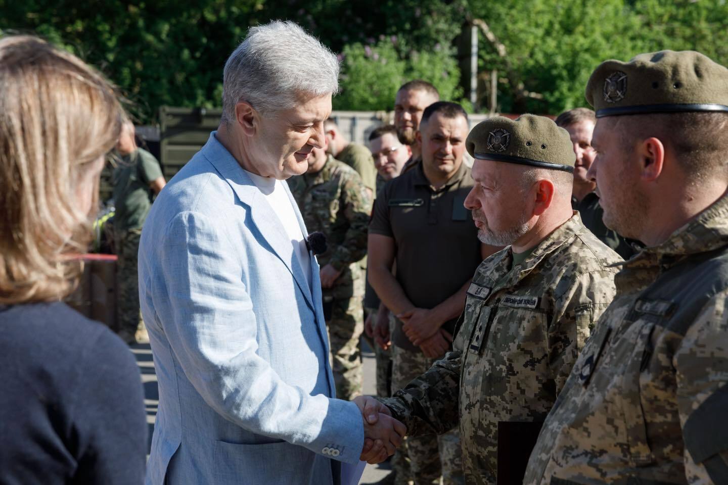 Груз на более чем 28 млн грн: Порошенко передал очередную партию дронов и техники в бригады ВСУ