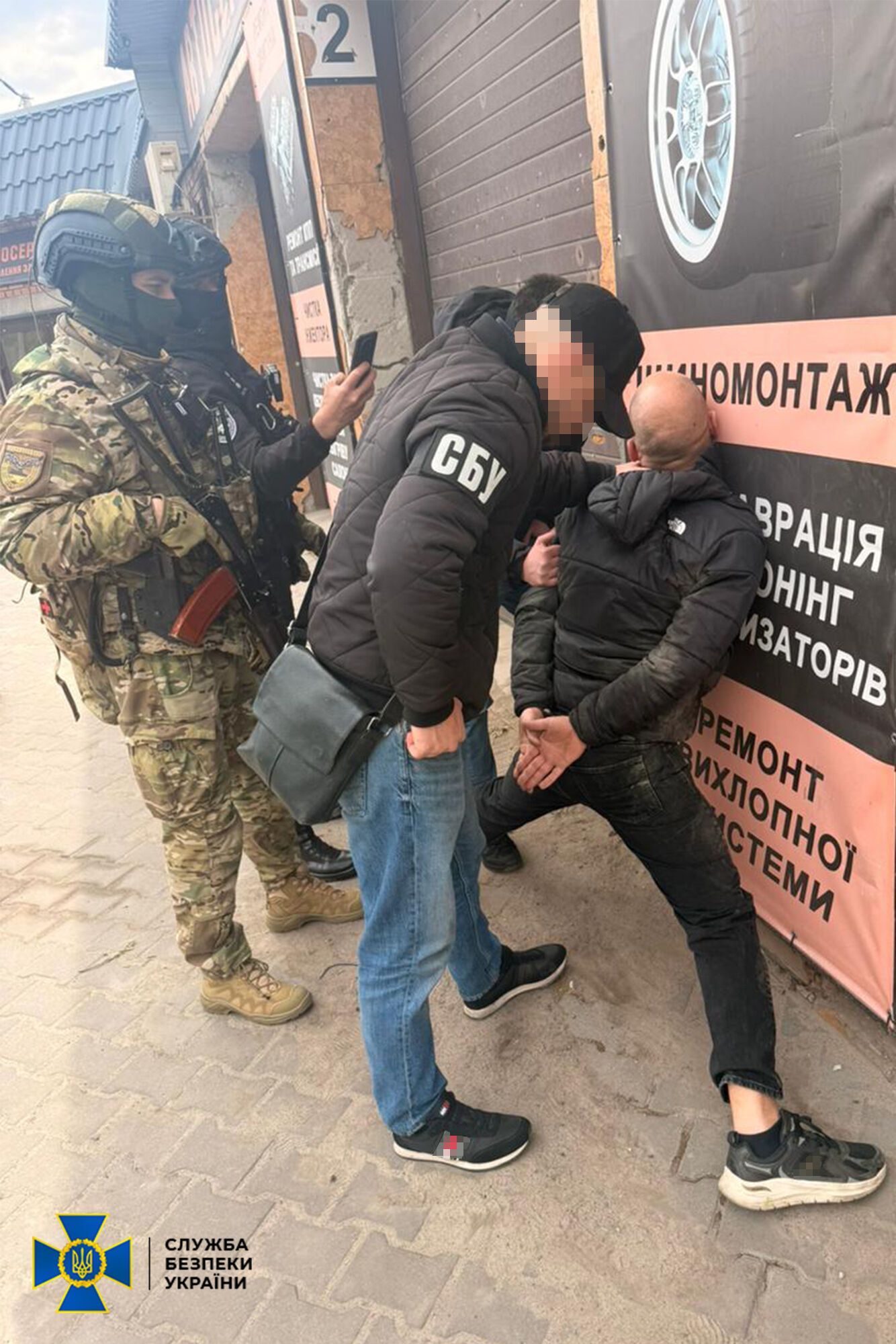 Продавали машины, ввезенные из заграницы для нужд ВСУ: на Киевщине задержали двух "бизнесменов". Фото