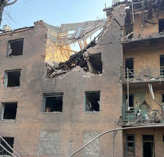 Вечером враг сбросил КАБы на Краматорск: погиб мужчина, ранена женщина, повреждена многоэтажка. Фото