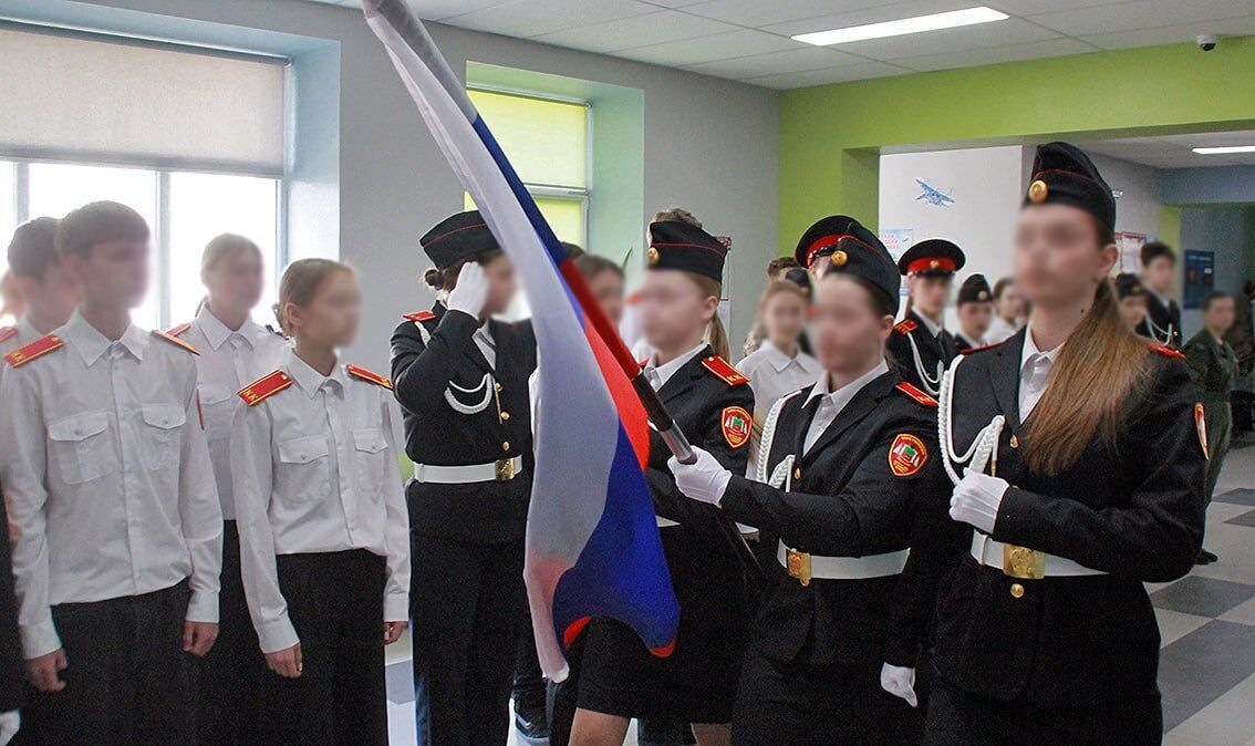 Со школьной парты – в военные преступники: российские захватчики усиленно "дрессируют" детей с оккупированной территории Украины