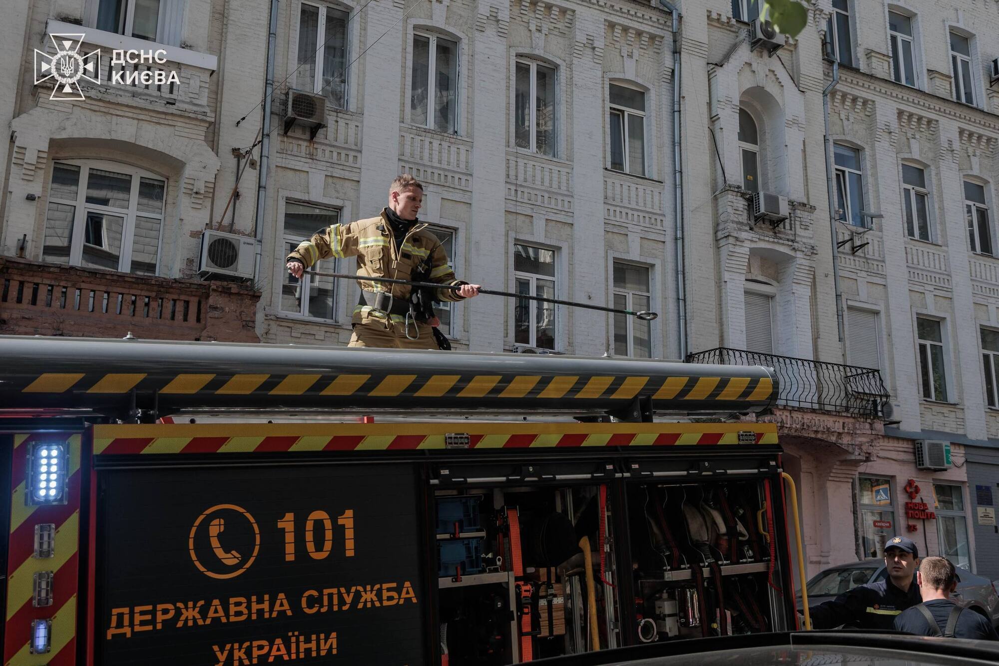 В центре Киева на Прорезной из-за короткого замыкания в электросети произошел пожар в доме. Подробности и фото