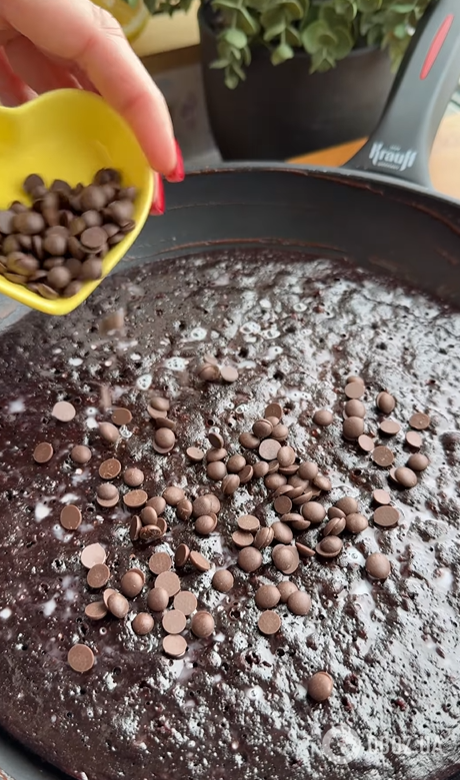 Вкусный шоколадный пирог без духовки: готовится на сковородке