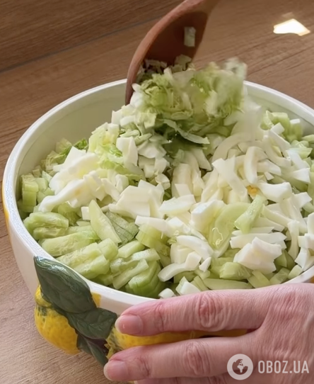 Салат "Весенняя свежесть" с вкусным соусом из вареных желтков: делимся простым рецептом