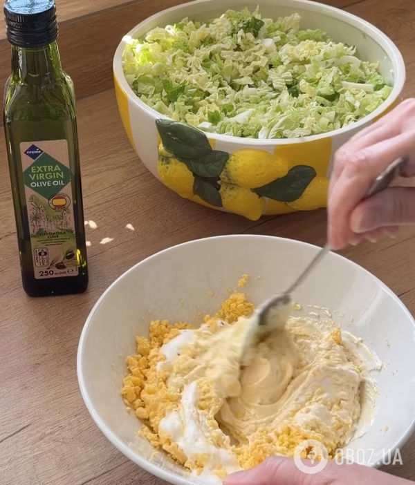 Салат "Весенняя свежесть" с вкусным соусом из вареных желтков: делимся простым рецептом
