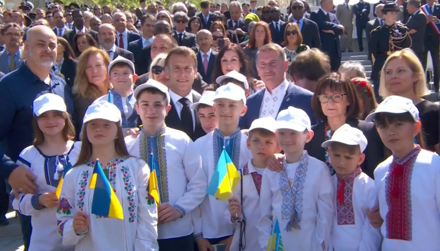 У Парижі українські ветерани подарували Макрону шеврони: як відреагував президент Франції