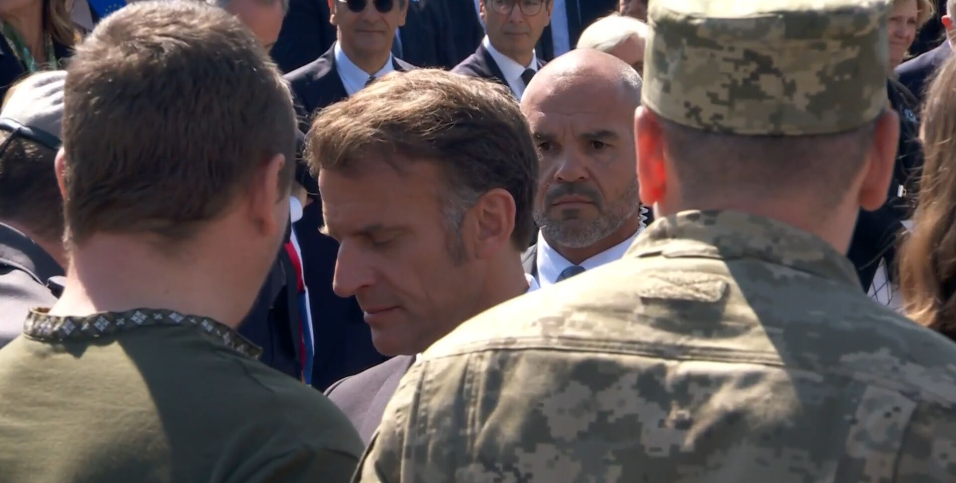У Парижі українські ветерани подарували Макрону шеврони: як відреагував президент Франції